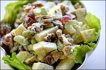 Quel ingrédient entre dans la composition de la salade Waldorf ?