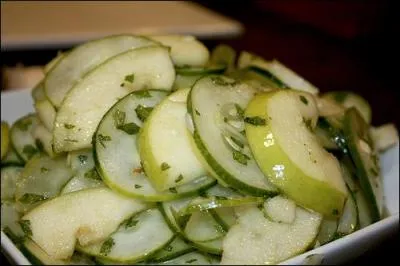 Quel ingrédient entre dans la composition de la salade danoise ?