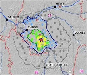 Sur une carte d'intensité d'un séisme, où l'épicentre se situe-t-il par rapport aux courbes ?