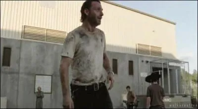 À la fin de l'épisode 4 de la saison 3, Rick tombe en pleurs car :