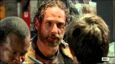 Dans l'épisode 1 de la saison 5, Rick dit à Gareth qu'il va le tuer avec :