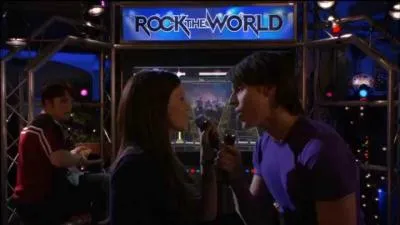 Quelle est la chanson qu'ils vont interpréter en duo au bowling ?