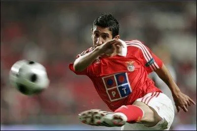 Contre quelle équipe a-t-il inscrit son premier triplé avec le SL Benfica ?