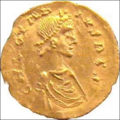 Né vers 602 dans ce climat délétère, j'entre à l'École du Palais (institution créée par mon père à la fin de la guerre pour former des élites afin de diriger le royaume) à 9 ans. Le pays est alors constitué de quatre provinces instables : la Neustrie, Burgondie, l'Aquitaine, mais quel est le nom de la dernière ? (Pièce de monnaie à l'effigie de mon père) .