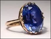 Comment appelle-t-on une bague ornée de chatons ?