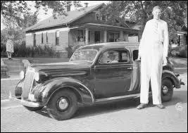 Quelle modification a apporté son père au niveau de la voiture pour faciliter sa posture ?