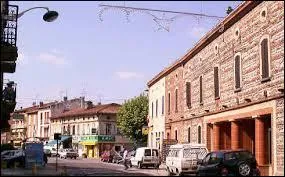 Nous traversons Saverdun, ville midi-pyrénéenne située dans le département ...