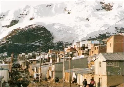 La ville la plus haute du monde est "La Rinconada" et se situe au Pérou. À quelle altitude se trouve-t-elle exactement ?