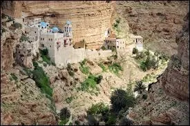 La ville la plus basse du monde est "Jéricho" qui se trouve à une altitude proche de -240 mètres. Dans quel pays se trouve-t-elle ?