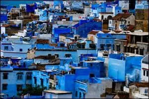 Ville marocaine de 35 709 habitants.
Quand elle étincelle de toutes ses couleurs au soleil couchant ou levant, sertie entre les montagnes, c'est simplement magique.