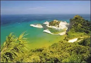 Ville de 39 487 habitants.
Elle est divinement chantée par Nana Mouskouri : « Pourquoi faut-il que le bateau s'en aille
Quand le soleil se lève encore dans le ciel bleu
Quand nous vivons le temps des fiançailles
Pourquoi faut-il que vienne le temps des adieux ? »