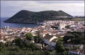 Ville de 35 402 habitants.
Elle est portugaise, située sur la côte sud de l'île de Terceira. Admirez les balcons en fer forgé, les façades colorées et laissez-vous porter par l'animation de la population circulant dans les ruelles pavées.