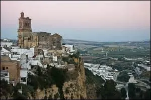 Ville frisant les 31 500 habitants. 
¡Dios santo ! Promenez-vous dans cette ville andalouse dont les ruelles serpentent à flanc de rocher et ouvrent la vue sur le Guadalete ; étudiez-y l'art de la Renaissance espagnole, et revenez éblouis !