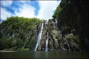 Commune de 18 183 habitants. 
Elle porte le nom homonyme de l'un des plus beaux villages de France, situé en Mayenne, mais elle se trouve sous un climat tropical humide.