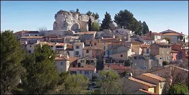 Quelle est cette petite ville des Bouches-du-Rhône chantée par Louis Chedid ?