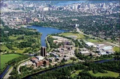 Comment s'appelle cette ville située à Londres ?