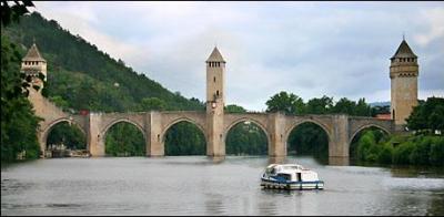Question de bienvenue : dans quelle ville du Quercy se situe le Pont Valentré ?