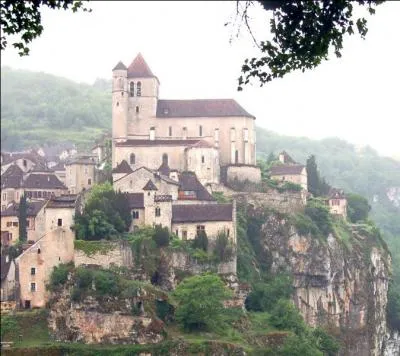 Comment s'appelle ce charmant petit village, l'un des plus beaux de France ?