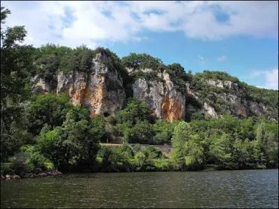 Quelle est la grande rivière qui coule au centre du Quercy et qui a dessiné des beaux paysages de gorges et de vallée encaissée ?