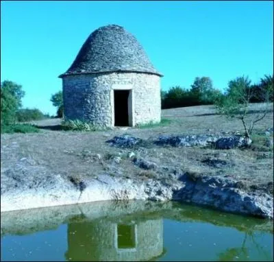 Comment se nomment ces petites constructions de forme circulaire et en pierres sèches qui émaillent, ici et là, les terres agricoles du Quercy ?