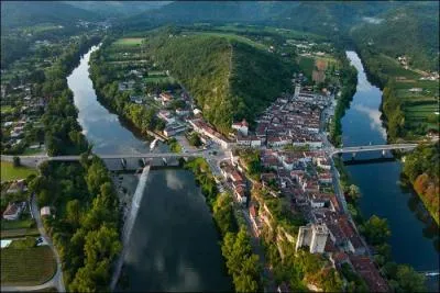 Quel est ce bourg dont le centre est enfermé dans un méandre du Lot ?