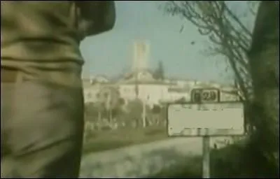 Comment s'épèle le nom de ce village du Quercy rendu célèbre par un sketch-reportage de Daniel Prévost tourné en 1975 ?