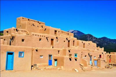 Le village historique de Taos Pueblo (150 habitants) est localisé aux Etats-Unis, dans l'état du Nouveau-Mexique. De quand datent ses habitations, localisées dans la vallée d'un affluent du Rio Grande ?
