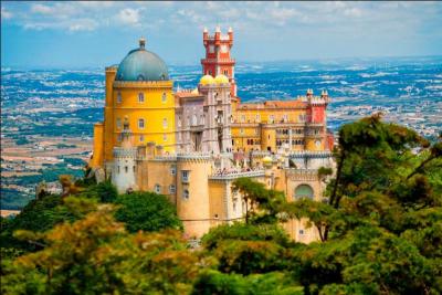 Sintra (33 000 habitants) possède l'un des paysages architecturaux les plus riches d'Europe avec ses nombreux châteaux et palais. Où cette ville est-elle située ?