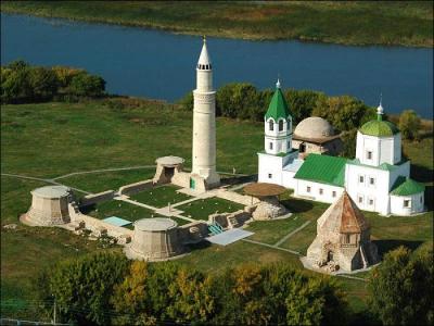 Bolgar (8 000 habitants) est une importante ville de pèlerinage pour les turcs de Russie. Quel est le nom de ce peuple ?