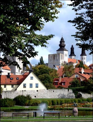 Visby (24 000 habitants) est l'unique commune de l'île de Gotland, en Suède. C'est une ville hanséatique. Que cela signifie t-il ?