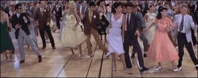 Avec qui Kenickie danse-t-il au bal ?