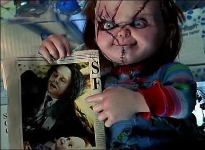 Chucky, tueur en série, est possédé par :