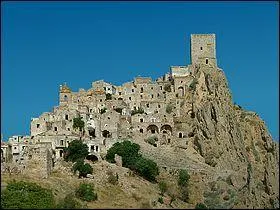 Officiellement, la ville de Craco en Italie est une "ville fantôme" mais quelle est la cause de l'abandon de cette ville ?