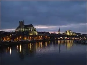 37 820 habitants pour cette ville de l'Yonne.
Quelle forme verbale ajoutez-vous au déterminant « aux » pour trouver ce chef-lieu d'arrondissement ?