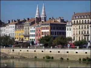 Suivez la Saône qui fait la frontière avec le département de l'Ain et retrouvez cette ville située dans le département 71.