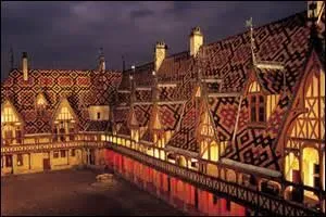 Ici, c'est cadeau. Si vous y passez, consommez avec modération, ses 21 917 habitants peuvent être tentés de vous inviter.