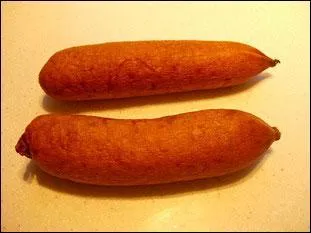 Dans quelle petite ville du Haut-Doubs de 6 779 habitants sont fabriquées ces saucisses ?