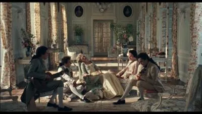 Je m'ennuie au château de Versailles où l'étiquette est trop imposante. Pour me divertir, mon roi de mari m'offre un magnifique endroit. Quel est son nom ?