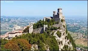 La cité de Saint-Marin arrive au deuxième rang de cette liste, combien d'habitants vivent dans cette capitale ?
