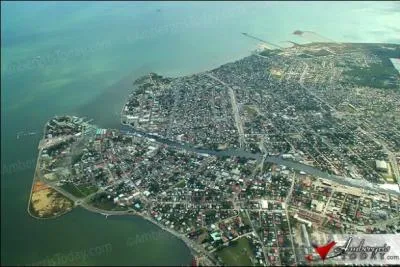 En 1970, Belmopan devint capitale de son pays. Pour y parvenir, elle remplace une ville comportant plus de 70 000 habitants, la seule de ce quiz. Quelle est cette ville ?