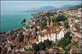Cette ville se situe à l'ouest de la Suisse, et à quelques kilomètres de la frontière française. Quelle est cette ville ?