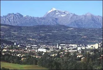 Située sur la route Napoléon, cette ville d'un peu plus de 40 000 habitants est la préfecture du département des Hautes-Alpes. Quel est son nom ?