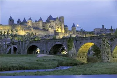 A peine plus de 47 000 habitants pour Carcassonne, ville réputée pour sa Cité médiévale, inscrite au patrimoine mondial de l'UNESCO. De quel département est-elle la préfecture ?