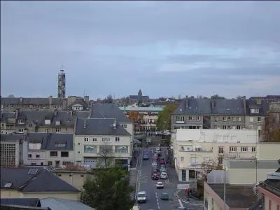 Saint-Lô est la préfecture de la Manche, mais avec moins de 20 000 habitants, elle n'est pas la ville la plus peuplée du département. Quelle est celle qui la devance avec un peu plus de 37 000 habitants ?