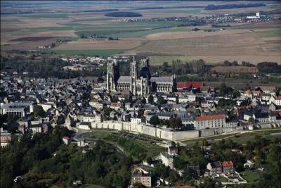 Classée "ville d'art et d'histoire" Laon est une des préfectures de la région Picardie. De quel département est-elle le chef-lieu ?