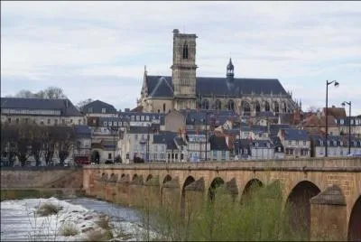 C'est dans cette préfecture de Bourgogne que Bernadette Soubirous est décédée en avril 1879. Quelle est cette petite ville qui compte un peu plus de 35 000 habitants ?