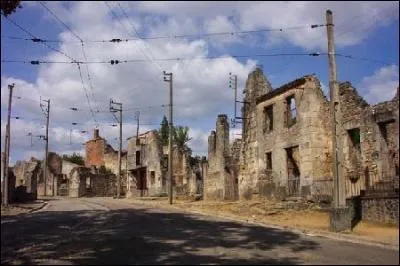 Ville fantôme située en Haute-Vienne, je suis célèbre par le biais d'un événement datant de la seconde guerre mondiale.Mes habitants sont les Radounaux.Je suis une ville très connue, je suis :