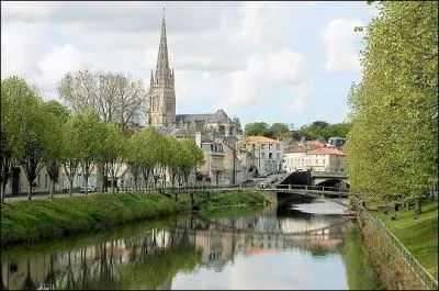 Je suis une commune de la Vendée et mes habitants sont les Fontenaisiens.Je suis une ville d'art au patrimoine architectural remarquable.Vous avez deviné le nom de cette ville :