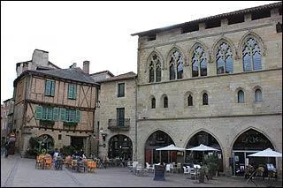 Étape du pèlerinage de Saint-Jacques-de-Compostelle, je suis une ville du Lot. Jean-François Champollion est né ici.Je suis :