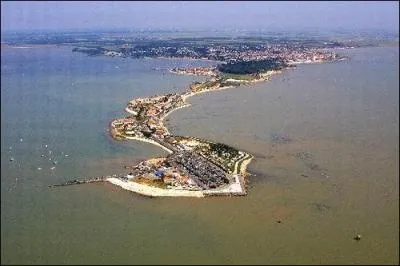 Un personnage de Fort Boyard porte mon nom.Je suis située en Charente-Maritime et j'ai été un centre de garnison dans le temps, quel est mon nom ?